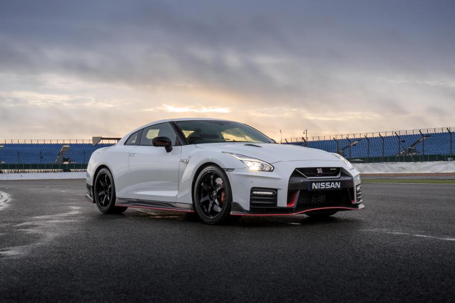  Nissan GT-R Nismo 2017 года  (UK) (фото 15 из 21)